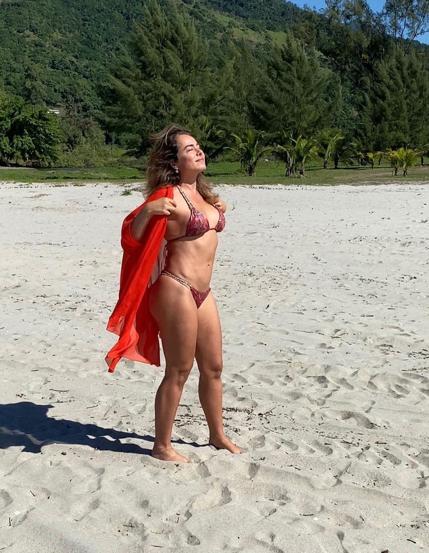 Cássia Linhares posa de biquíni em dia de praia (Foto: Reprodução/Instagram)