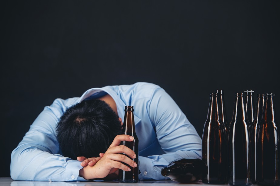 O álcool é tóxico, sendo convertido pelo corpo em substâncias não tóxicas. Isso leva tempo, então os sintomas podem durar um dia inteiro ou mais.