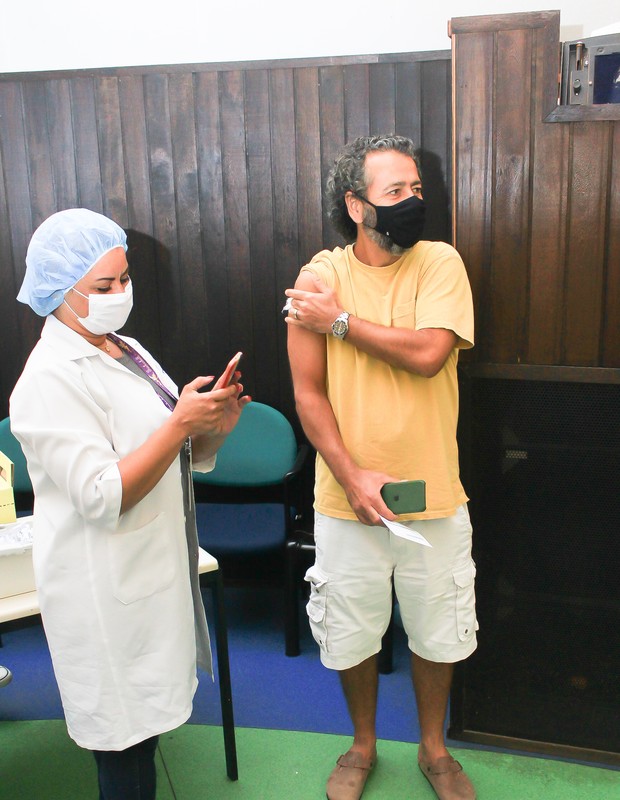 Marcos Palmeira toma primeira dose da vacina contra a Covid (Foto: Alexsandro Mendonça/AgNews)