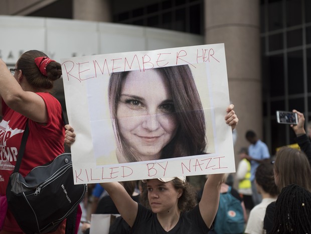 Charlottesville: manifestante em Minnesotta segura cartaz com a foto de Heather Heyer, de 32 anos, que morreu atropelada durante manifestação contra o racismo (Foto: Getty Image)