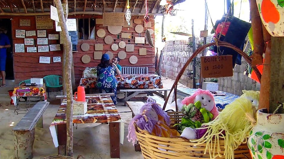 A Casa da Tapioca, na praia Barra de Tabatinga, atrai clientes por ser feita toda de taipa (Foto: Reprodução/Inter TV Cabugi)