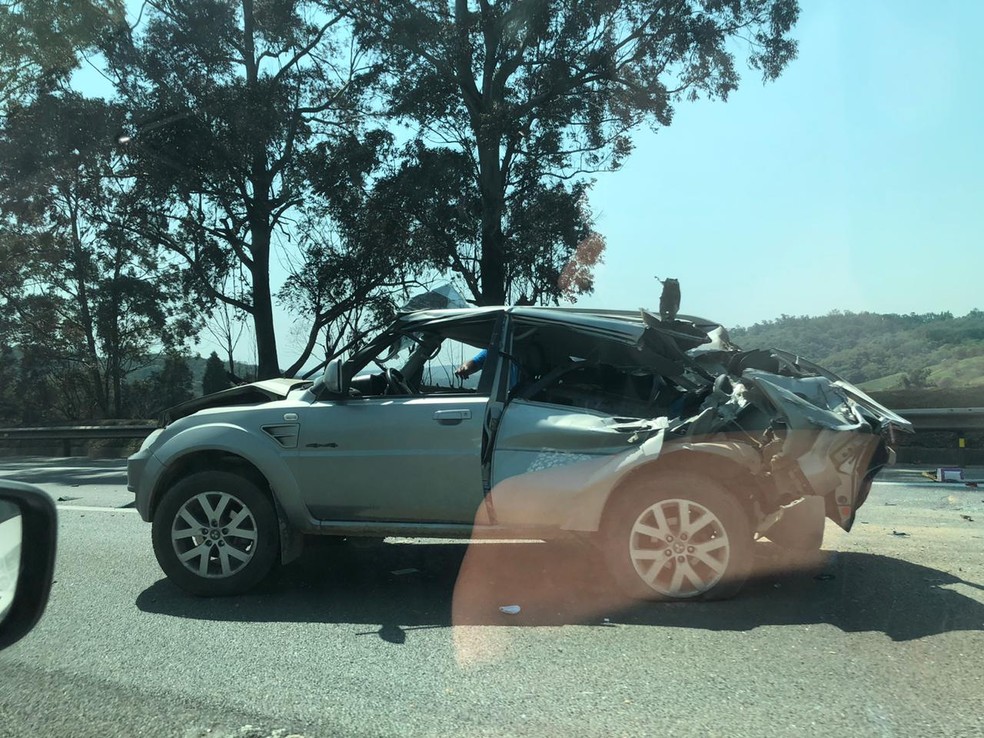 Carro capota em acidente na Castello Branco em Mairinque — Foto: Arquivo Pessoal