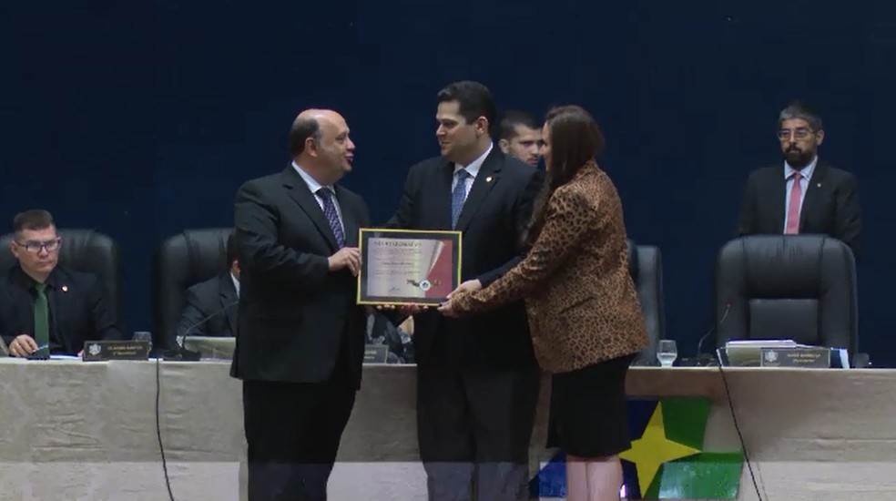 Na Assembleia Legislativa do Amapá, Davi recebeu a condecoração de "Honra ao Mérito Legislativo" — Foto: Rede Amazônica/Reprodução