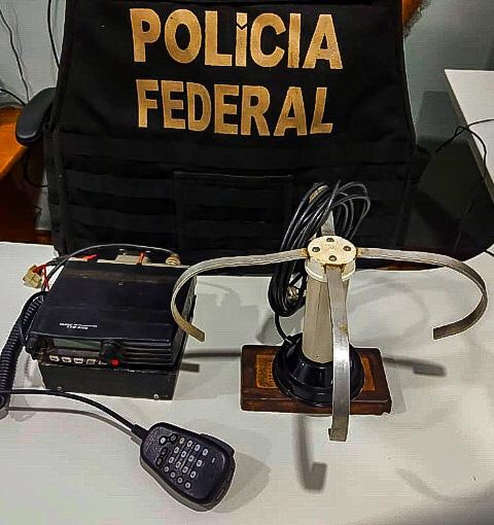 PF prende mulher que usava rádio comunicador sem autorização em Rondônia.  — Foto: PF/Divulgação