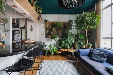 O chef Thiago Medeiros é tão apaixonado por plantas, que trouxe muito verde para todos os cantos de seu apartamento, onde vive com o marido, Gera Gonçalves