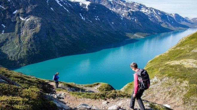 Os noruegueses abraÃ§am o conceito de friluftsliv, que pode ser traduzido como "vida a cÃ©u aberto" (Foto: Alamy/ Via BBC)