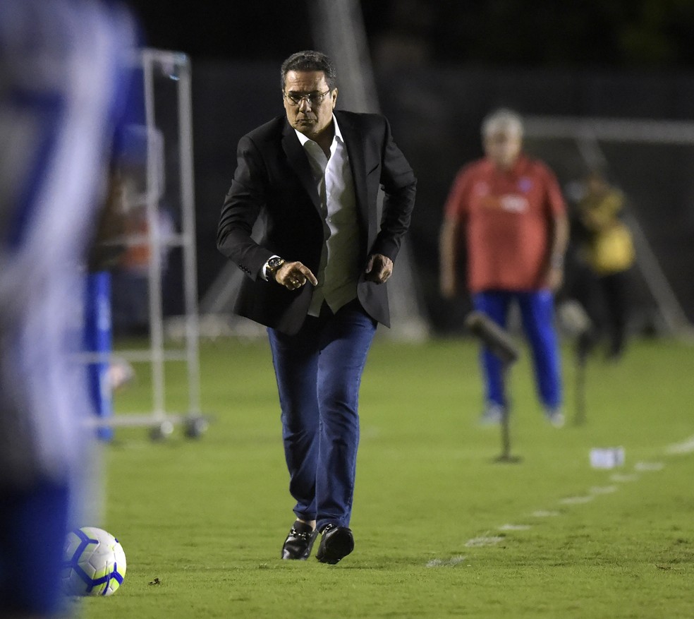 Vanderlei Luxemburgo mostra nervosismo em estreia pelo Vasco � Foto: Andr� Dur�o