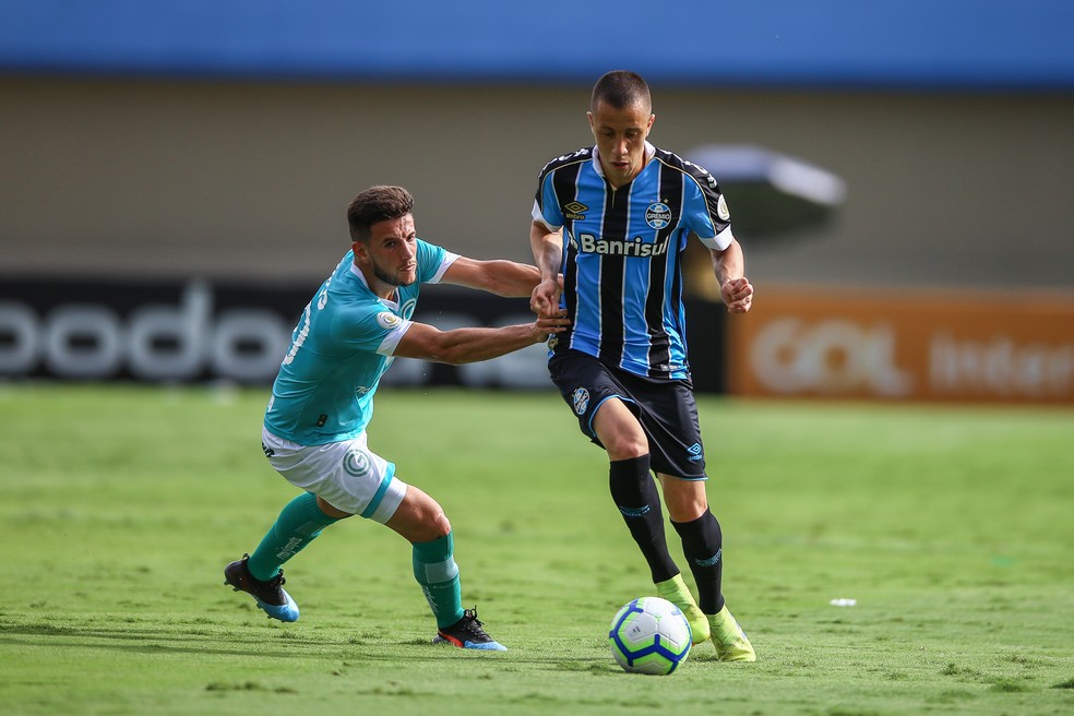 Matheus Frizzo em ação contra o Goiás — Foto: Lucas Uebel/Grêmio