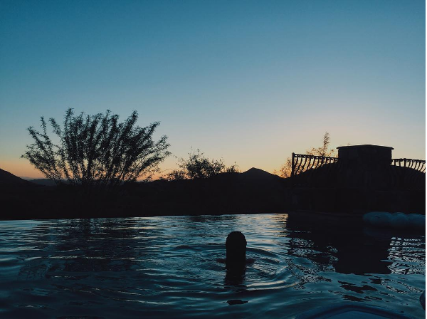 A cantora Selena Gomez na piscina de sua casa (Foto: Instagram)