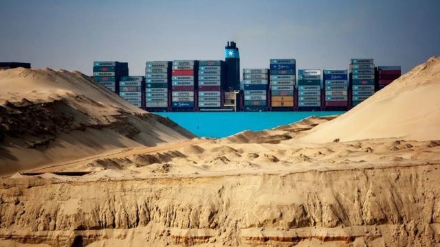 Navios porta-contêineres com até 400 metros de comprimento trafegam por vias marítimas internacionais, como o Canal de Suez (Foto: Getty Images via BBC)