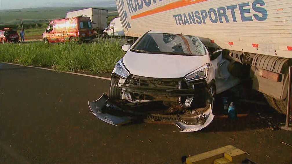 VeÃ­culo bateu em carreta que derrapou na Rodovia AbrÃ£o Assed em Serra Azul, SP â Foto: Ronaldo Gomes/EPTV
