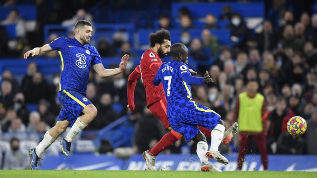 Salah faz dois, e Liverpool vence o Tottenham em jogo agitado do