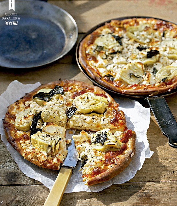 Pizza muito elegante, com alcachofras em conserva e queijo feta. Se quiser inovar na apresentação, asse e sirva em frigideiras de ferro (Foto: StockFood / Gallo Images Pty Ltd.)