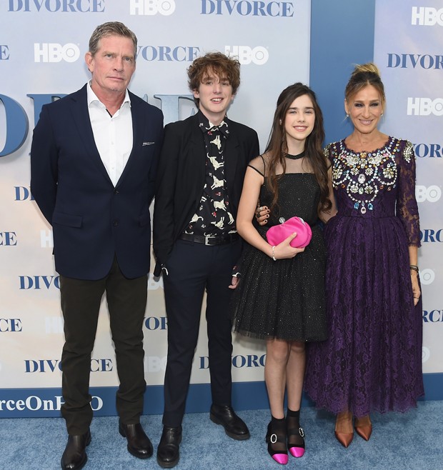 NEW YORK, NY - OCTOBER 04:  (L-R) Thomas Haden Church, Charlie Kilgore, Sterling Jerins, and Sarah Jessica Parker attend the "Divorce" New York Premiere at SVA Theater on October 4, 2016 in New York City.  (Photo by Jamie McCarthy/Getty Images) (Foto: Getty Images)