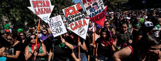 Manifestação em Santiago reuniu 2 milhões de pessoas, segundo os organizadores. Nos cartazes, manifestantes deixavam claro que essa não era uma luta solitária por mais igualdadeAFP