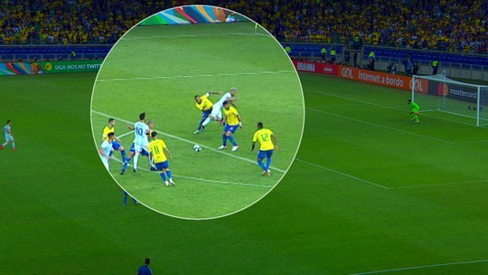 Na lupa: veja lance de pênalti pedido pela Argentina na origem do segundo gol do Brasil