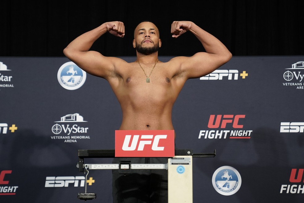 O estreante peso-pesado Rodrigo Zé Colméia na pesagem do UFC: Overeem x Harris — Foto: Getty Images