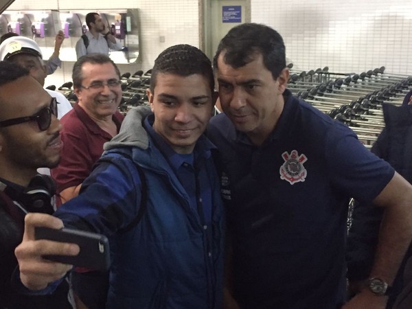 Corinthians chega assediado a SP, e dupla é vetada contra o Atlético-GO