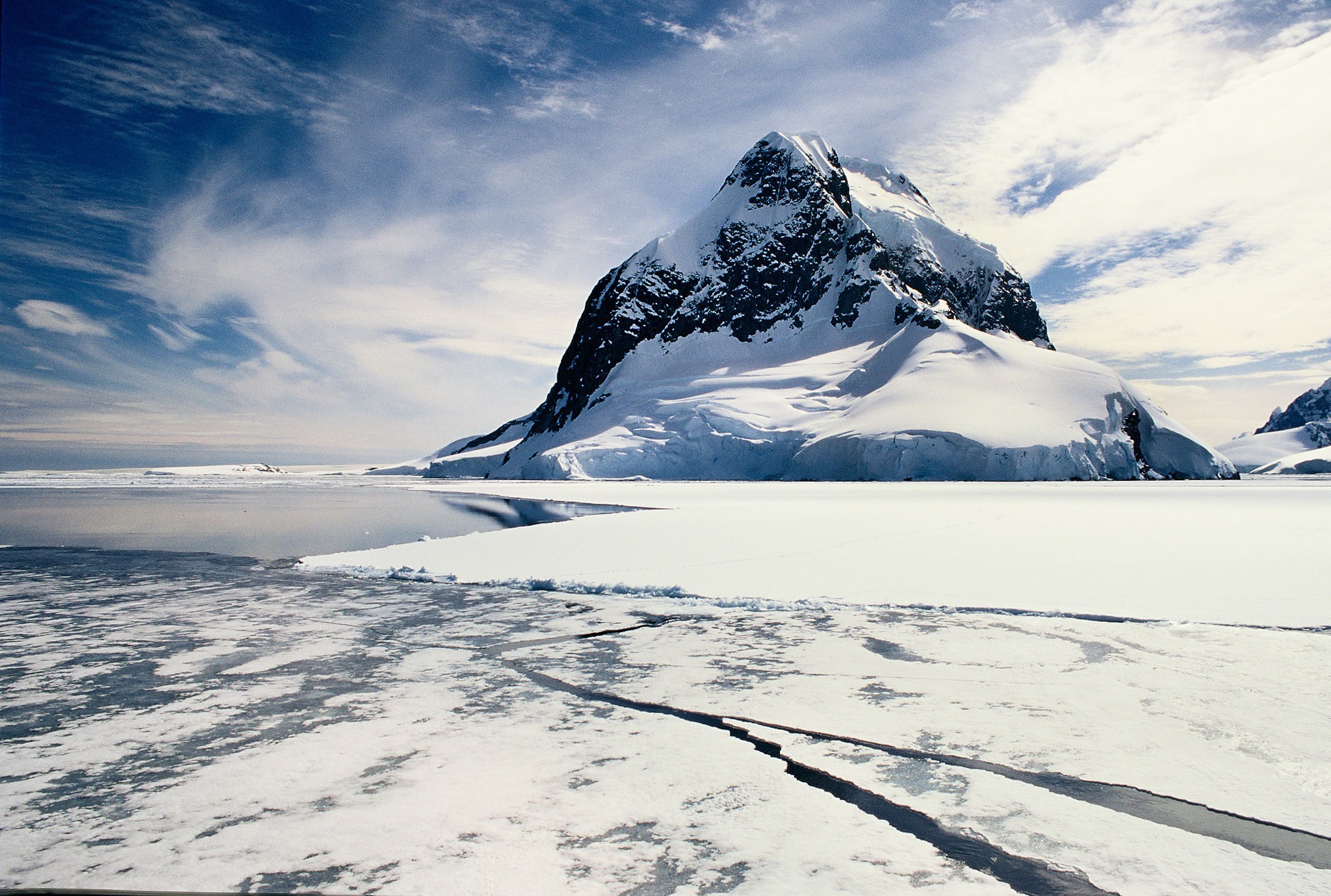 Uma das regiões de aquecimento mais rápido do mundo, a Península Antárctica está vivendo um derretimento acelerado nas últimas décadas (Foto: GRID-Arendal/Creative Commons)