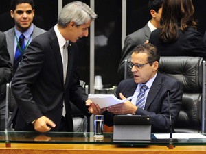 O relator do Marco Civil da Internet, Alessandro Molon (PT-RJ), entrega relatório ao presidente da Câmara, Henrique Alves (PMDB-RN) (Foto: Gustavo Lima/Câmara)