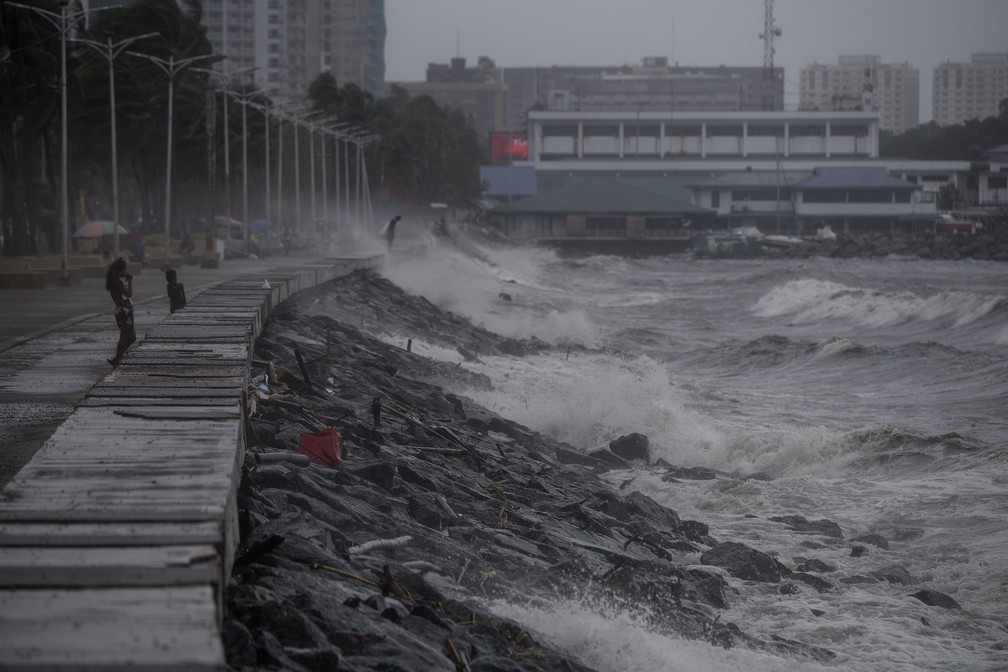 Fortes ondas atingem a baía de Manila, na Filipinas, nesta terça-feira (30) — Foto: Noel Celis / AFP