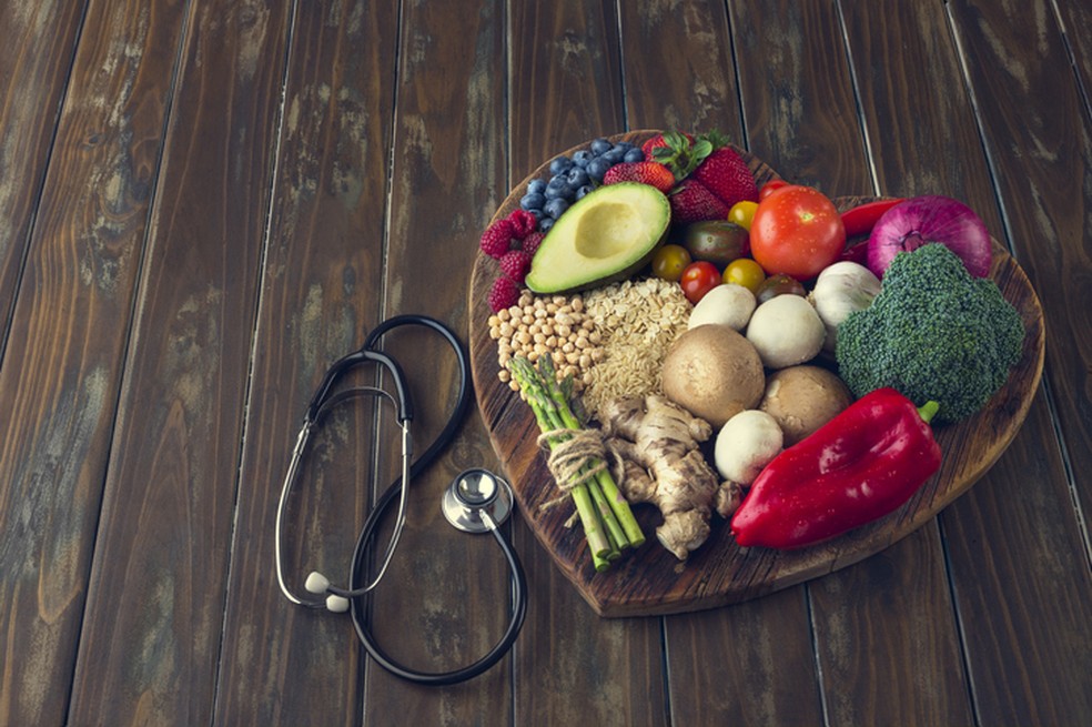 Verduras, legumes, frutas, oleaginosas e leguminosas são ricas em fibras e outros compostos que ajudam a equilibrar o colesterol — Foto: iStock Getty Images