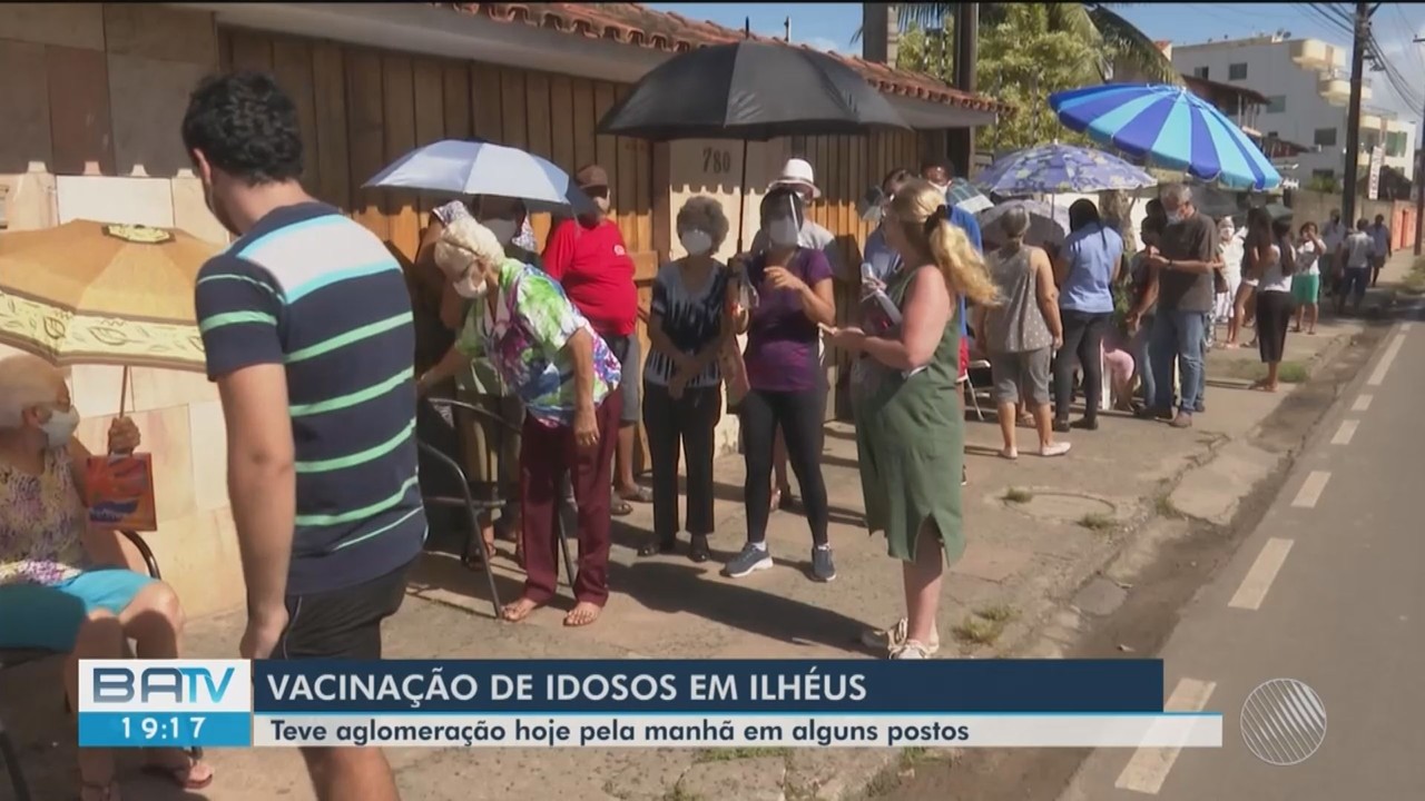 Vacinação de idosos com mais de 80 anos tem filas e aglomeração em Ilhéus. sul da BA