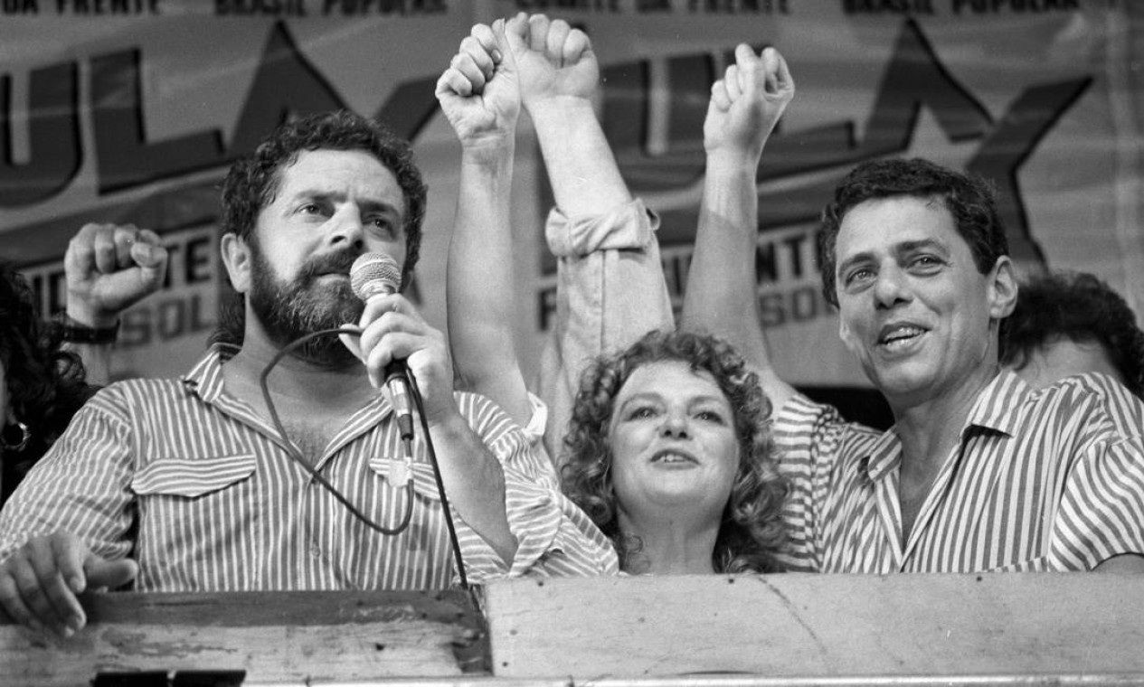 Marisa e Chico Buarque participam de comício no Rio da primeira candidatura de Lula à presidência, em 1989 — Foto: Julio Cesar Guimarães/Agência O Globo