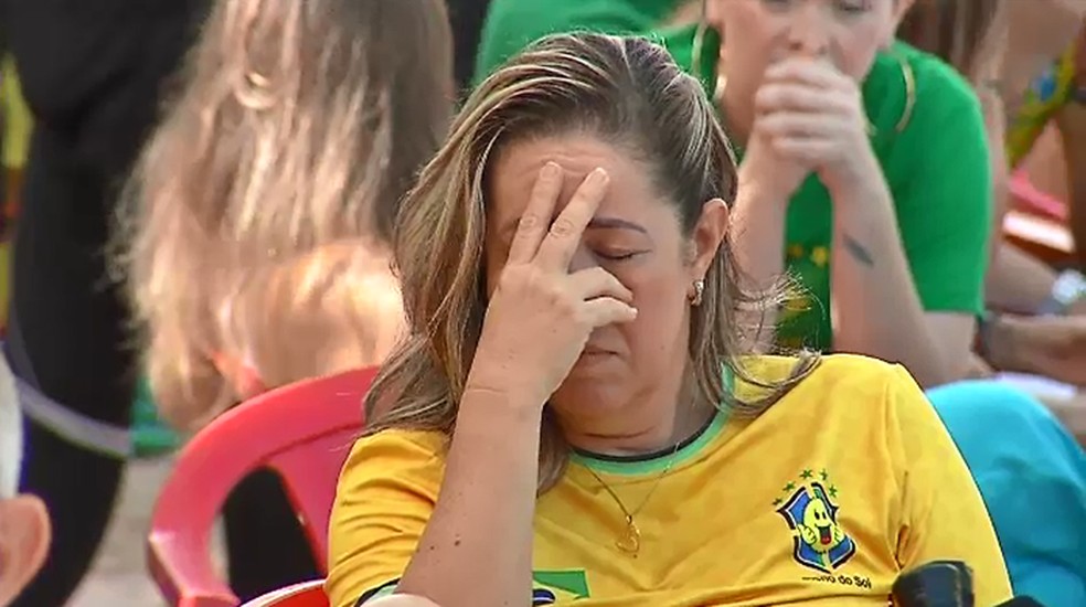 Torcedora em praia de Fortaleza no jogo entre Brasil e Croácia. — Foto: Reprodução/TV Verdes Mares