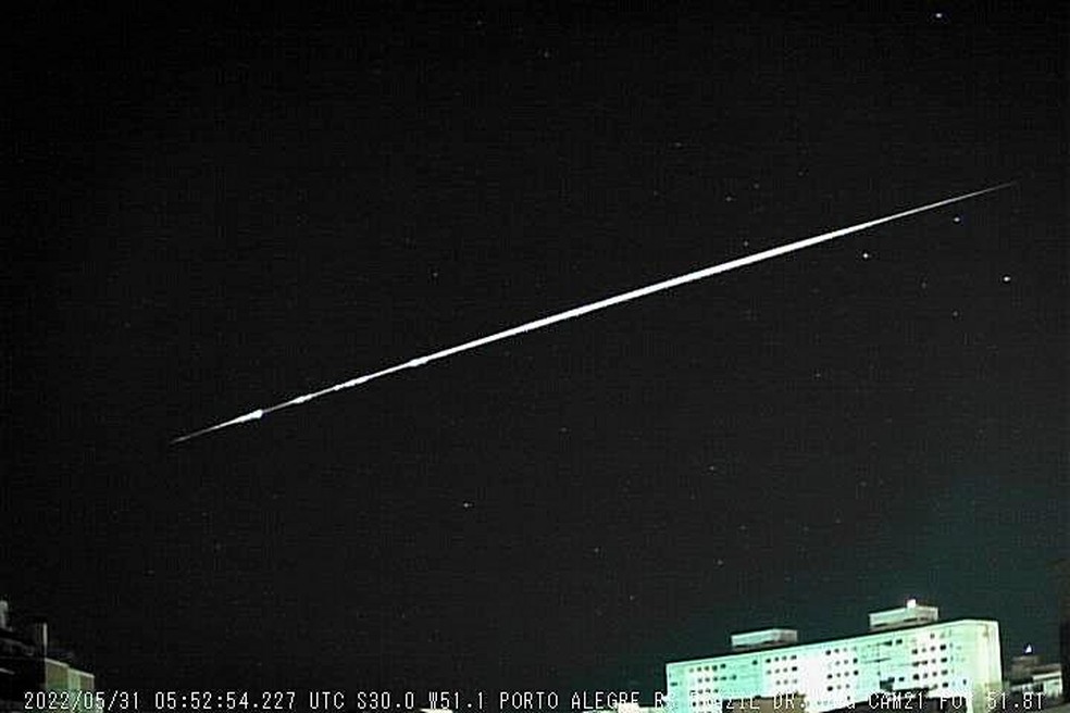 Meteoro com quase 10 segundos é registrado no céu do RS