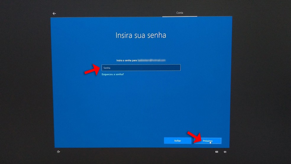 É necessário digitar a senha da conta Microsoft durante a configuração do Windows 10 — Foto: Reprodução/Rafael Leite