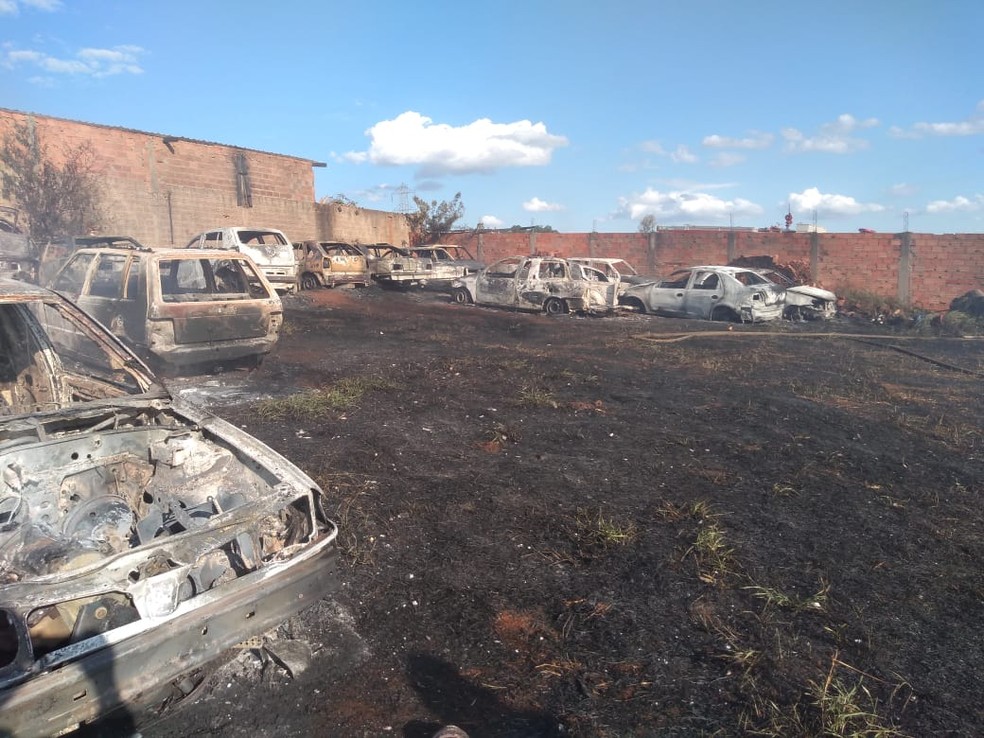 Carros ficam destruídos após incêndio — Foto: Corpo de Bombeiros/Divulgação