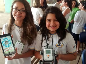 Letícia Amorim e Fernanda Castro em festival de robótica em Suzano (Foto: Jamile Santana/G1)