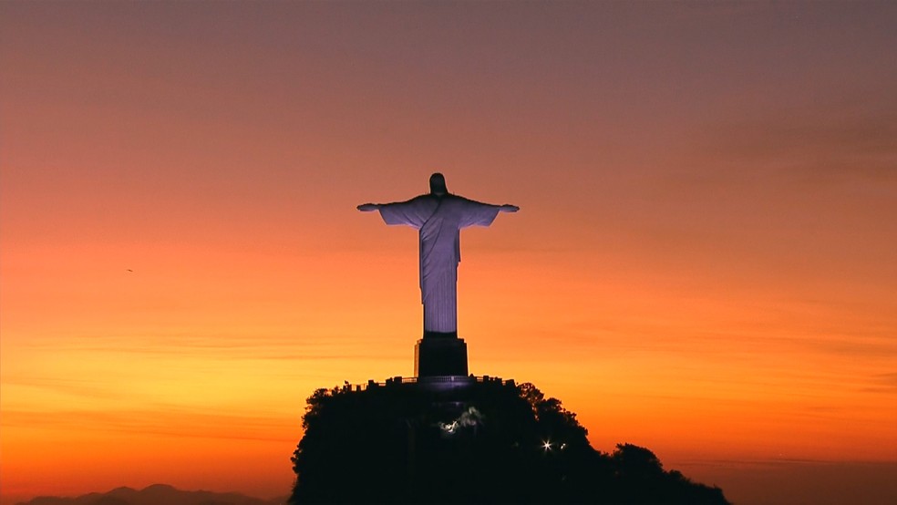 Cristo Redentor no amanhecer deste sábado (23) — Foto: Reprodução/TV Globo