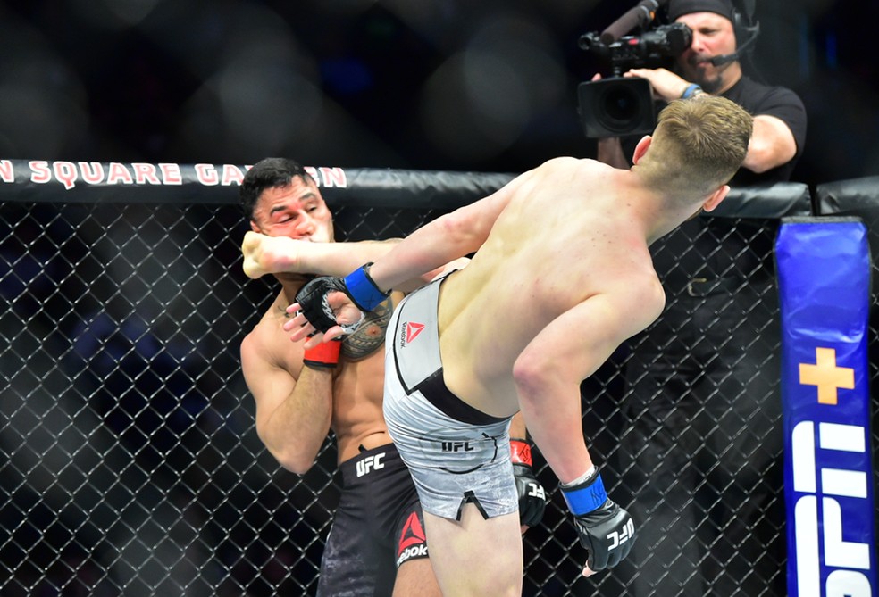 Edmen Shahbazyan encaixa o chute que nocauteou Brad Tavares no UFC 244 — Foto: Jason Silva
