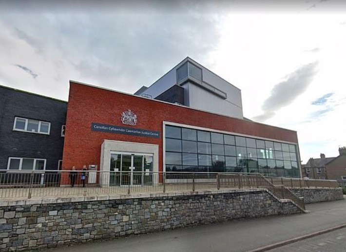 A corte na cidade de Caernarfon na qual o ex-apresentador e ex-DJ John Caine foi condenado a oito anos de prisão (Foto: Reprodução)