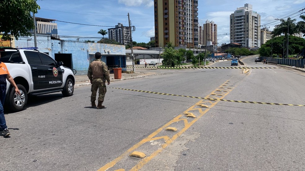 Esquadrão antibomba chega a Campos para verificar possível explosivo  — Foto: Camila Lopes/g1
