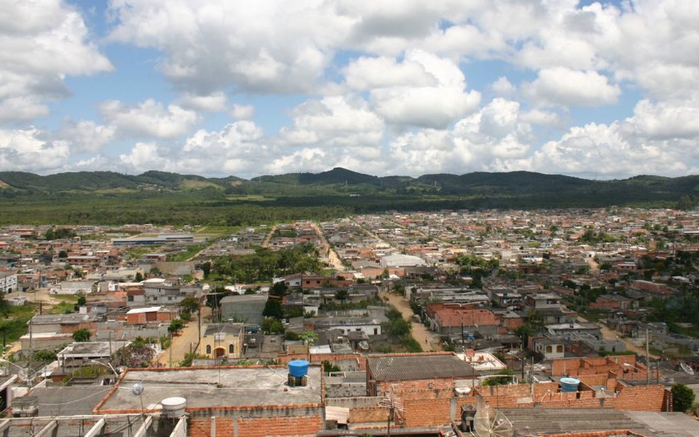 Vista de Parelheiros, cratera celeste que virou bairro na Zona Sul de SP (Foto: BBC)