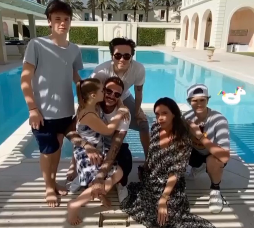 Victoria e o marido, David Beckham, posam com os filhos: Brooklyn Joseph, Romeo James, Cruz David e Harper Seven (Foto: Instagram)