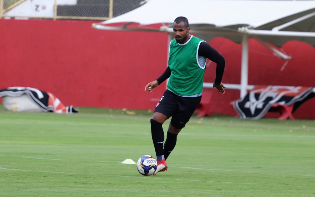 Thales estava no Vitória no começo da temporada — Foto: Maurícia da Matta / Divulgação / EC Vitória