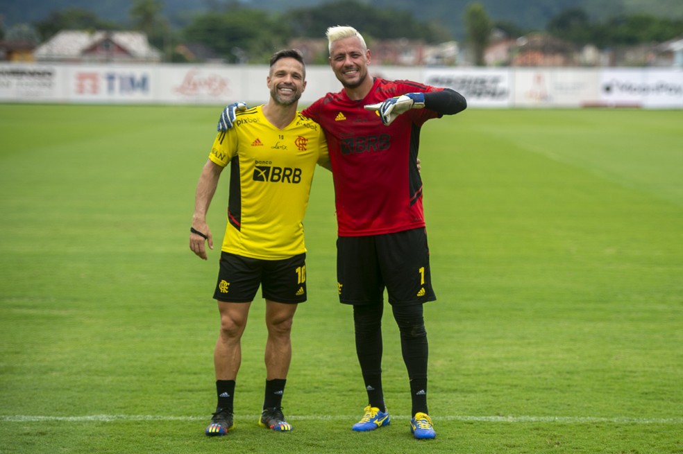 Diego Ribas e Diego Alves em &uacute;ltimo treino pelo Flamengo &mdash; Foto: Marcelo Cortes / Flamengo