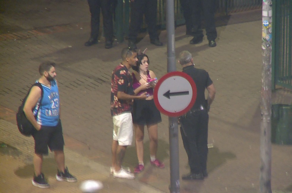 Segurança do Metrô orientando foliões no Centro de SP — Foto: William Santos/TV Globo