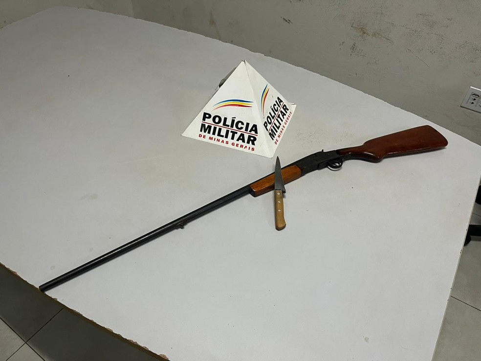 Espingarda e facas apreendidas na chácara de casal na BR-497 em Uberlândia — Foto: Polícia Militar/Divulgação