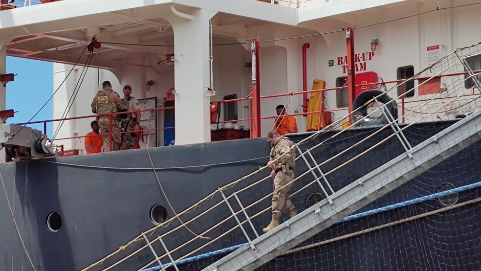 Equipes da Polícia Militar fazem vistoria no navio após manobra considerada suspeita pela Marinha do Brasil — Foto: Erik Maia/TV Gazeta