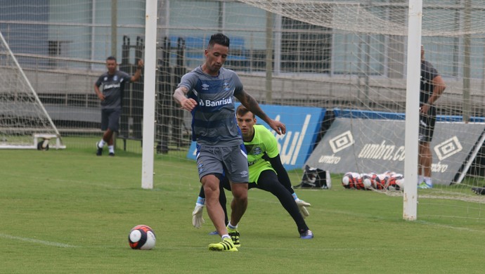 Renato fecha 1º treino em semana Gre-Nal e faz mistério no Grêmio