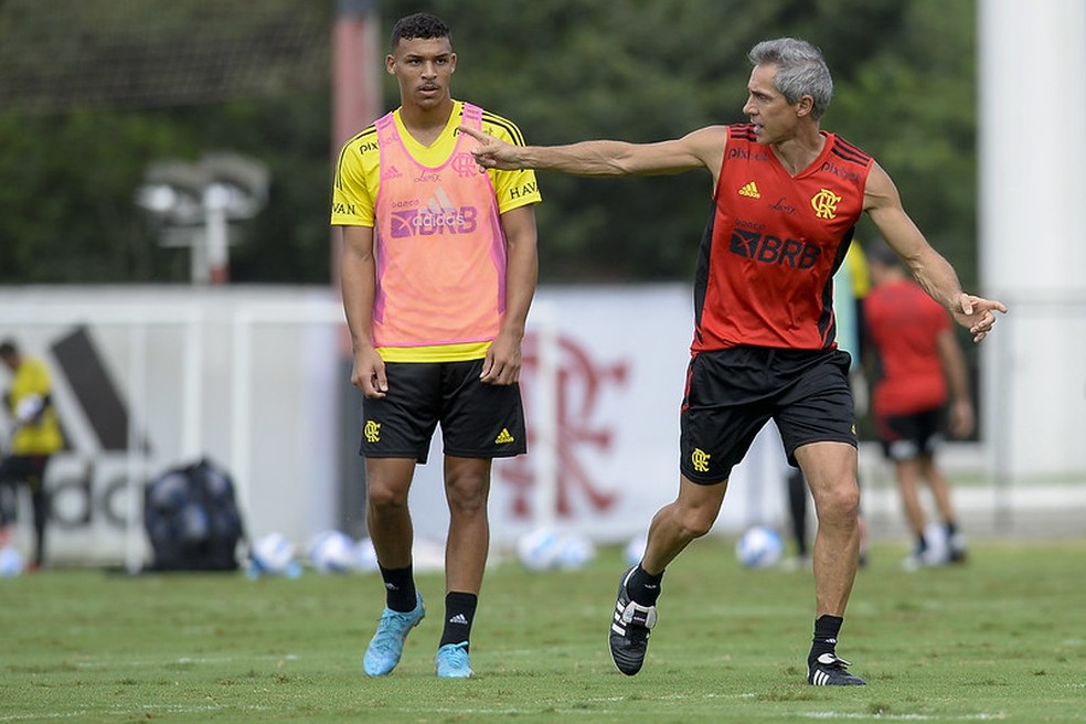Paulo Sousa orienta Victor Hugo, autor de assistência na vitória do Flamengo sobre o Altos — Foto: Marcelo Cortes / CRF