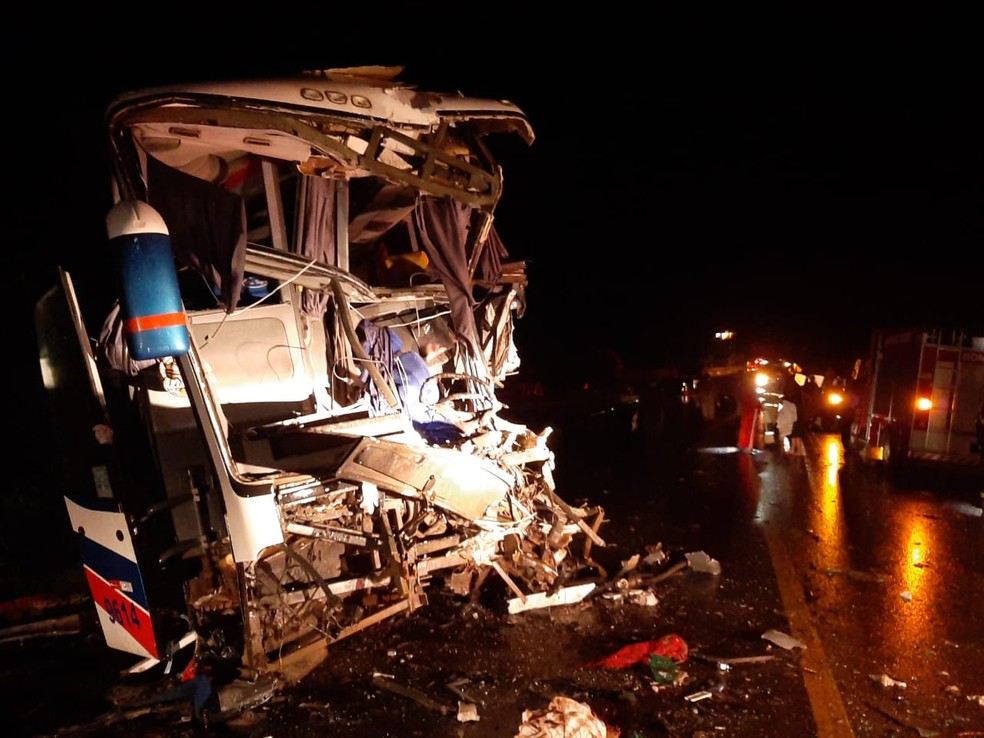 Ônibus ficou destruído após colisão na BR-364 — Foto: Rômulo Azevedo/Rede Amazônica