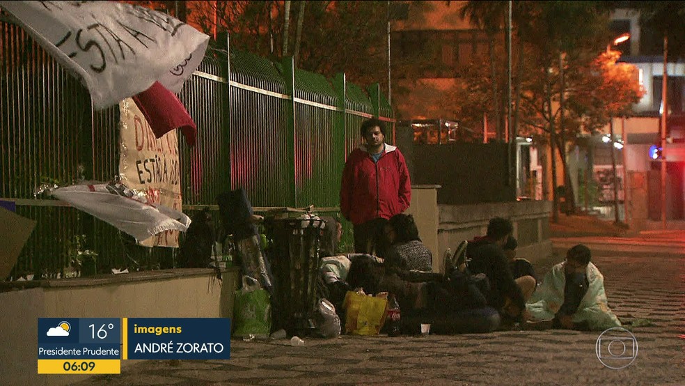 Grupo de manifestantes do lado de fora da Câmara (Foto: Reprodução/TV Globo)