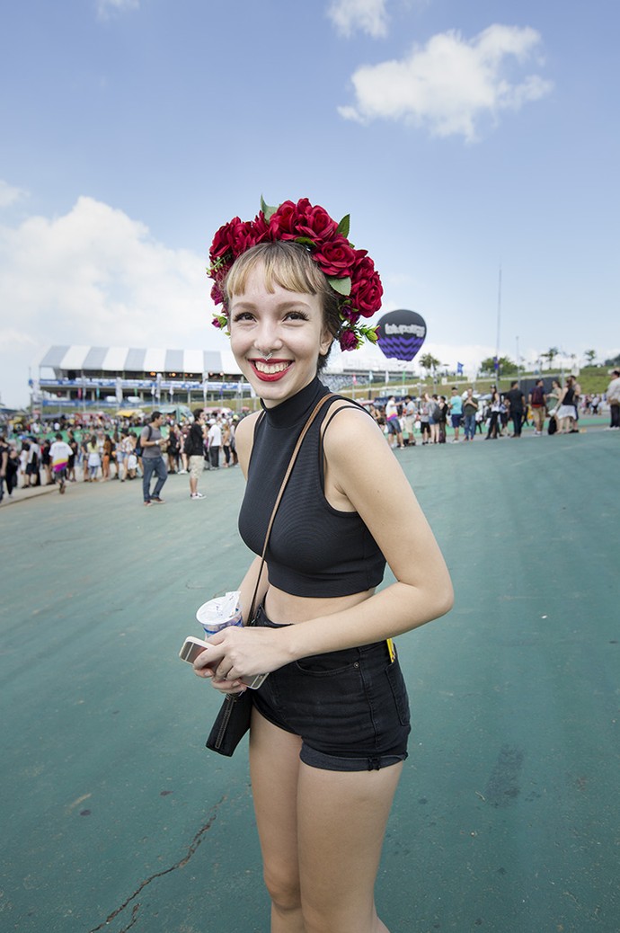 Flores vermelhas na cabeça também compõem look do Lollapalooza (Foto: Raphael Dias/Gshow)