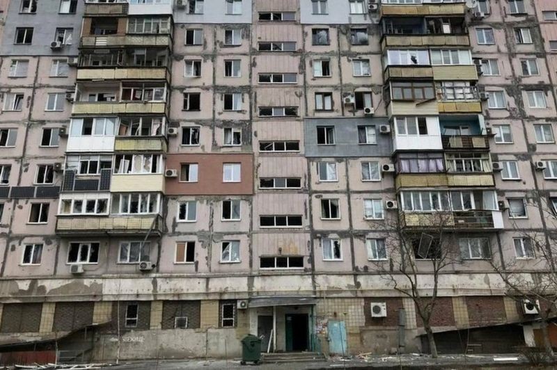 Um edifício residencial danificado na cidade portuária ucraniana de Mariupol (Foto: Reuters via BBC News)